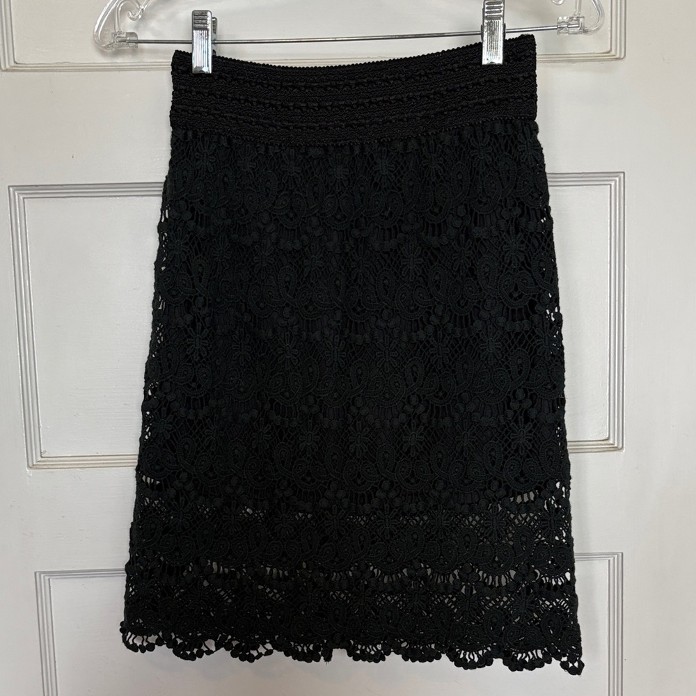 Delusive Classic Black Crochet Lace Pencil Skirt - Sleek Silhouette Size S